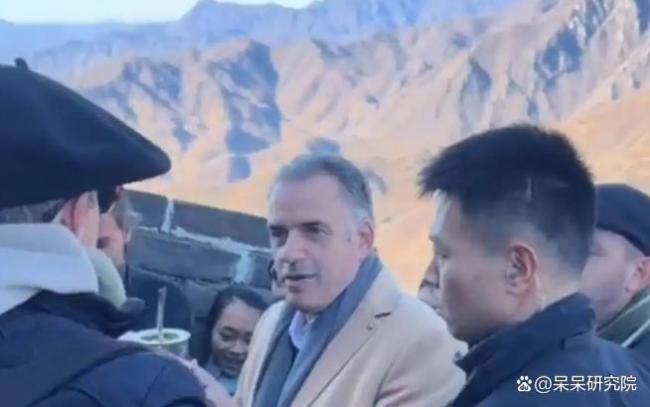 乌拉圭总统游黄浦江好奇东方明珠水瓶 慢半拍的外交智慧