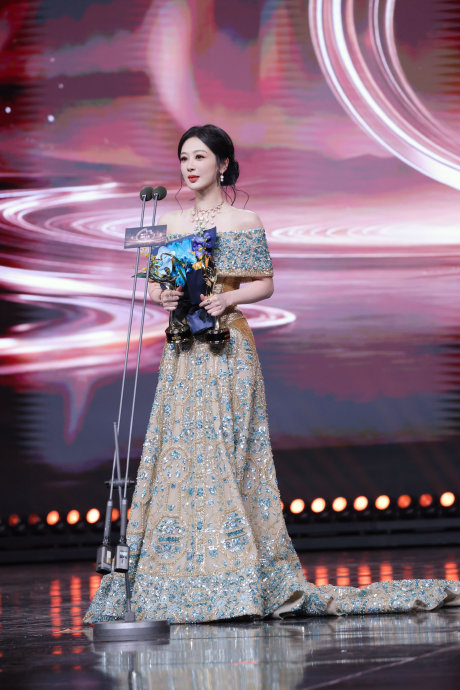 雷喜信感谢杨紫帮领奖