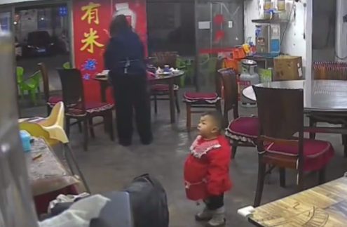 时刻得留意！夫妻开店太忙小孩一转眼就跑丢