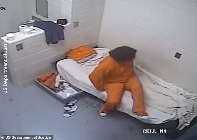 爱泼斯坦前女友在牢房活动监控曝光:四周都是白墙 身着橙色囚服躺床上看书!