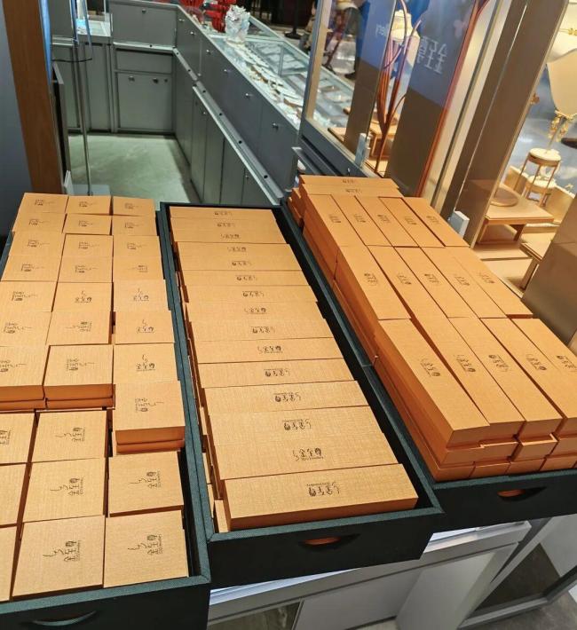 两女子花31万买下238件金饰