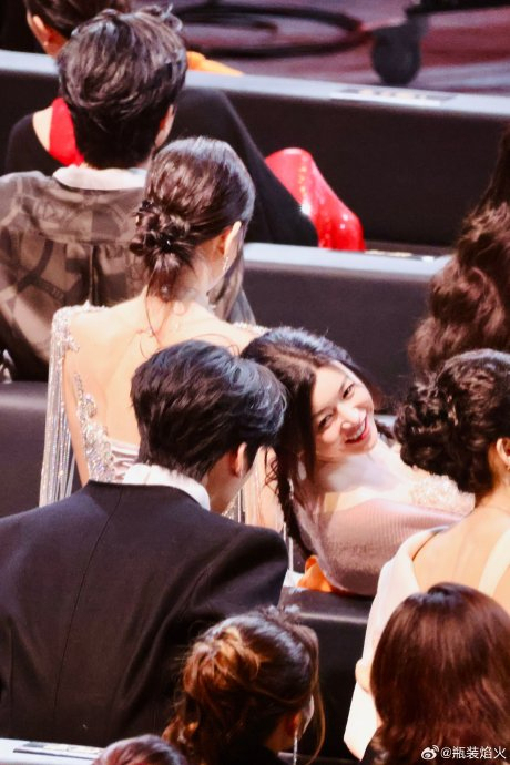 陈妍希周柯宇 灯暗下来就贴贴