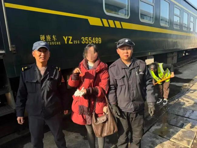 女子乘火車上廁所沖走金項(xiàng)鏈