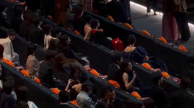 杨幂身子斜的皆快躺那了