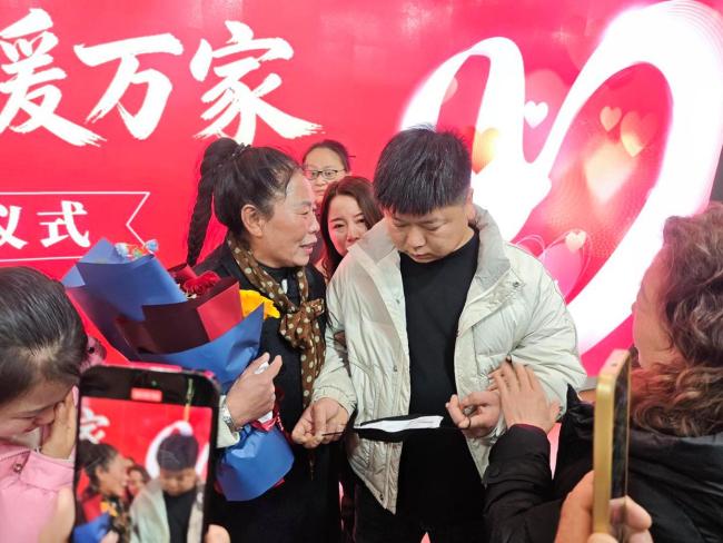 陕西两失散亲属家庭重逢团圆 警方不懈努力终圆梦