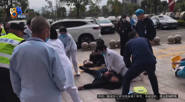 危境时间 照管跳上转运病床按压救回老东说念主一命