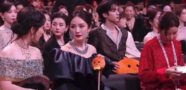 微博之夜向肖战杨幂致歉 座位风波背后的隐秘较量