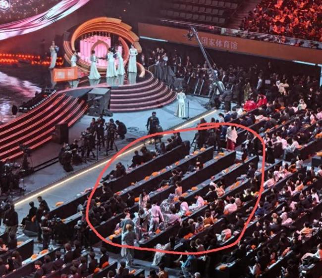 微博之夜向肖战杨幂致歉 座位风波背后的隐秘较量