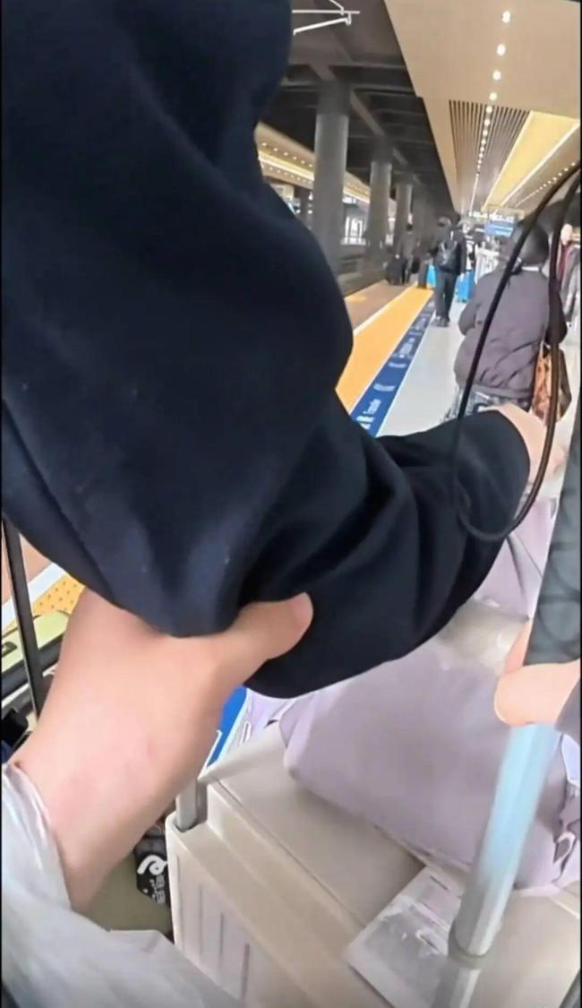 回家视频一路说了97次“谢谢” 温暖接力护送视障女生