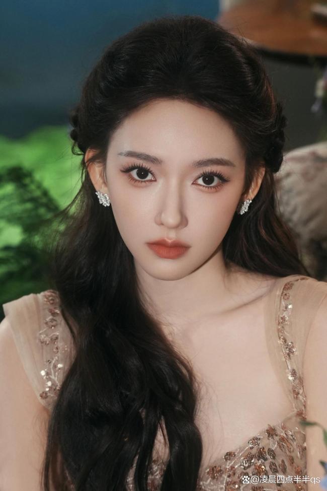 程潇真的拥有芭比的容貌和人生 红毯惊艳全场