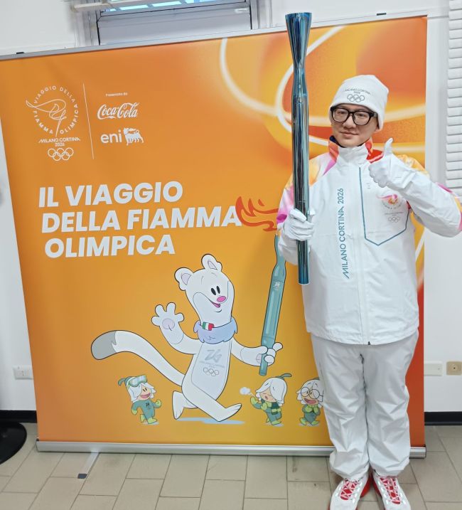 冬奥会中国火炬手:亲吻了奥运火炬 激动分享荣耀时刻