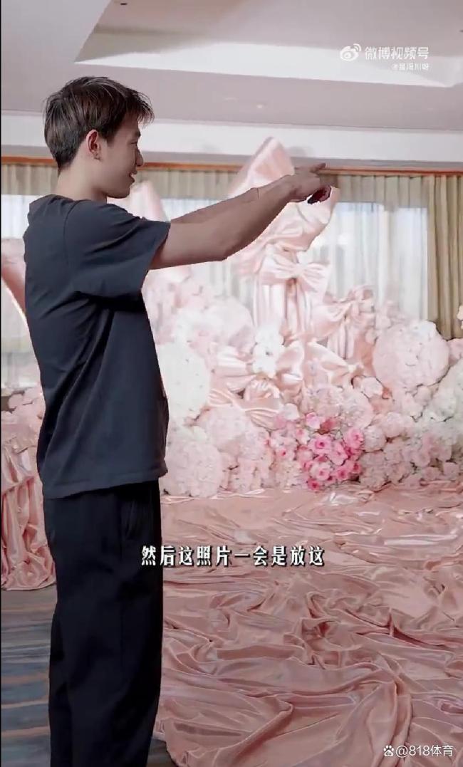 王昶求婚梁伟铿递戒指 甜蜜爱情引全网祝福