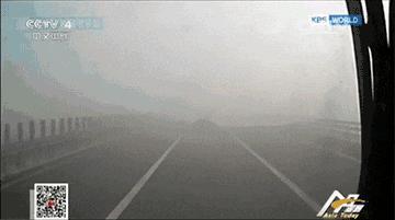 高速路结冰多车相撞 男子冷静刹停