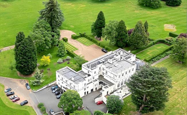 安德鲁王子曾招待爱泼斯坦和4名女子 王室丑闻再升级