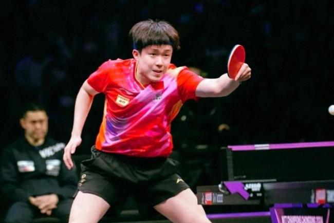 亚洲杯工作人员高举请关闭闪光灯牌子 维护赛场专注