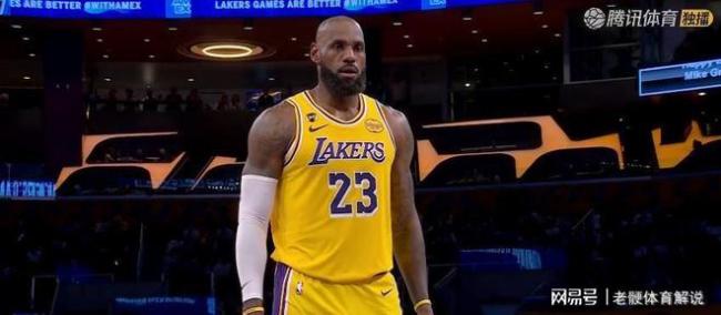 詹姆斯赛后分别和追梦库里拥抱致意 湖人险胜勇士取三连胜