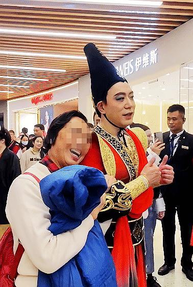 广州一公司老板表演魔性舞蹈出圈 变身“岭南荔枝使”引发热议