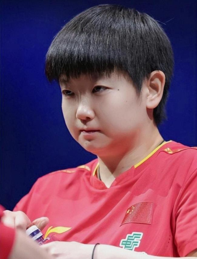 亚洲杯工作人员高举请关闭闪光灯牌子 维护赛场专注