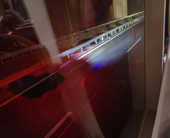 大巴公司回应高速上多件行李被甩飞