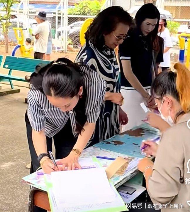 佩通坦一家五口现身曼谷投票站