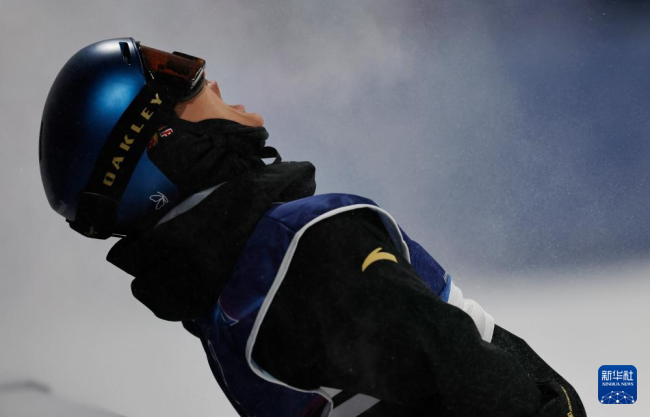 苏翊鸣决赛 第三跳后庆祝