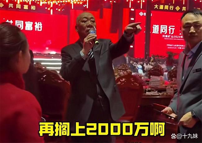 河南这位爱发钱的老板又发钱了 春节前再撒福利