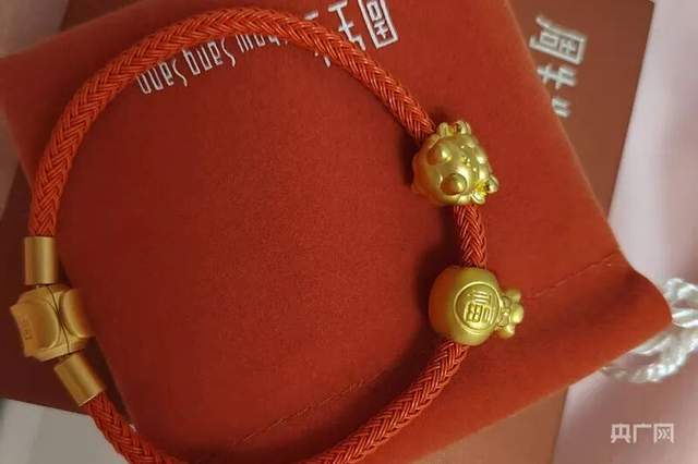 黄金工场放工查验 小伙鞋被测出问题