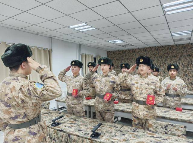 高原连队为官兵颁发卫国戍边纪念章 荣耀与坚守的见证