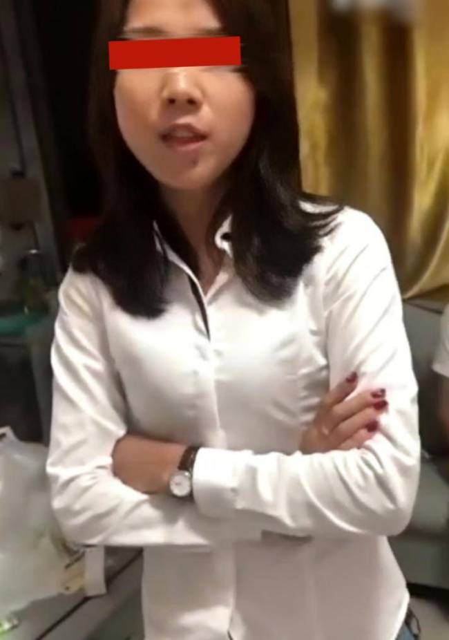 男子准备翻墙进家 妻子直接打开大门