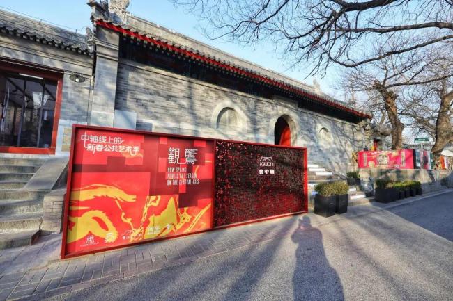 2米高巨型木马亮相宁波迎马年 非遗木雕展引关注