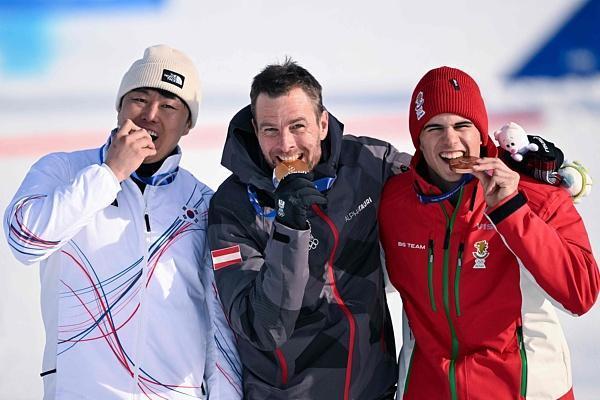 韩国80后老将四战冬奥亲吻领奖台 坚守终获回报