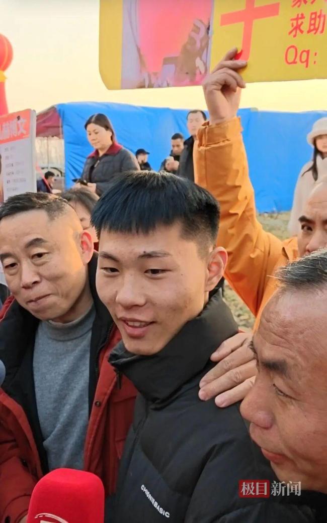 “梅姨案”被拐少年申聪结婚现场 寻亲家属共聚祝福