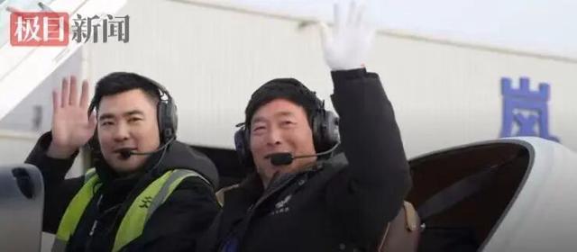 男人开飞机带父亲返乡 空中赏景新体验