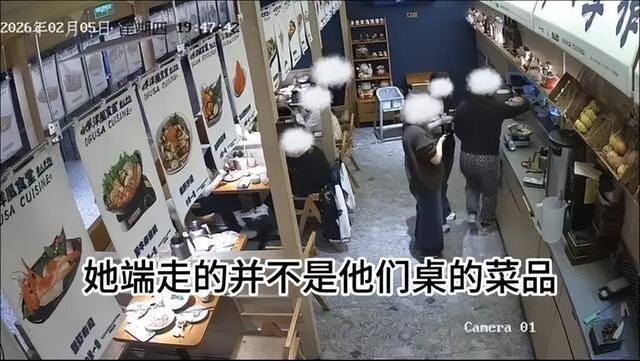 顾客等餐26分钟辱骂推搡女服务员 店方要求道歉遭拒