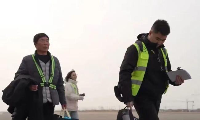 一男子开飞机带父亲返乡过年