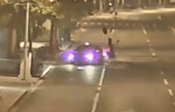 须眉夜深街头“醉骑”追尾 被撞后满脸是血