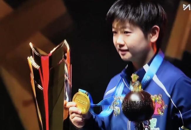 颁奖仪式：王曼昱合影主动让c位给孙颖莎，莎莎退场再次走错路