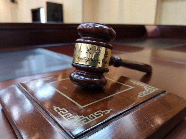 广东一男子与女友吵架高空抛物 情绪失控连扔两物险伤人