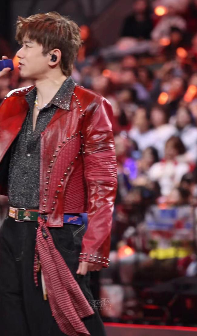 张杰演唱会现场官宣鸟巢