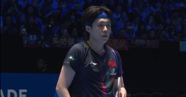 慢镜头看王楚钦“极限救球”!解说直呼:这反应速度太快了 展现卓越技术与心理素质