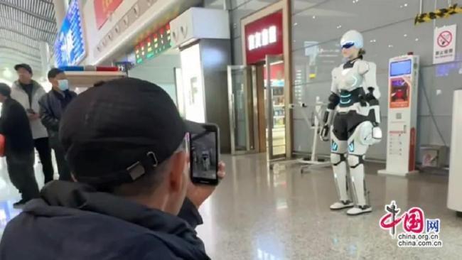 浙江春运高铁用『机器人』️当乘务员 赋能春运新答卷