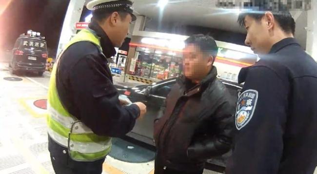 男子醉驾加油时偶遇民警被抓 侥幸心理终落网
