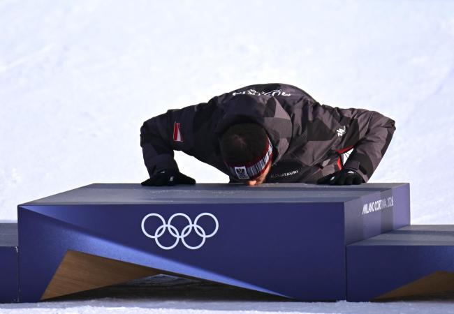 单板滑雪男子平行大回转决赛:卡尔夺金,韩国选手金相谦摘银 颁奖瞬间记录