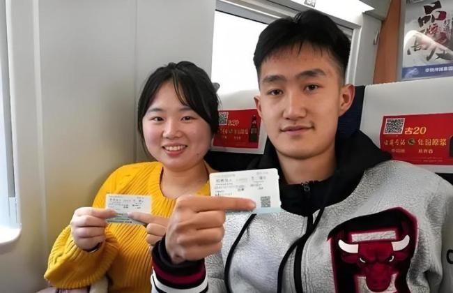 爷爷坐18小时火车省钱给孙子包红包 硬座玄学背后的爱与遭殃