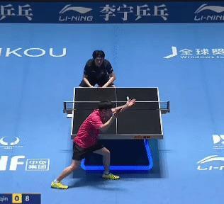 慢镜头看王楚钦“极限救球”!解说直呼:这反应速度太快了 展现卓越技术与心理素质