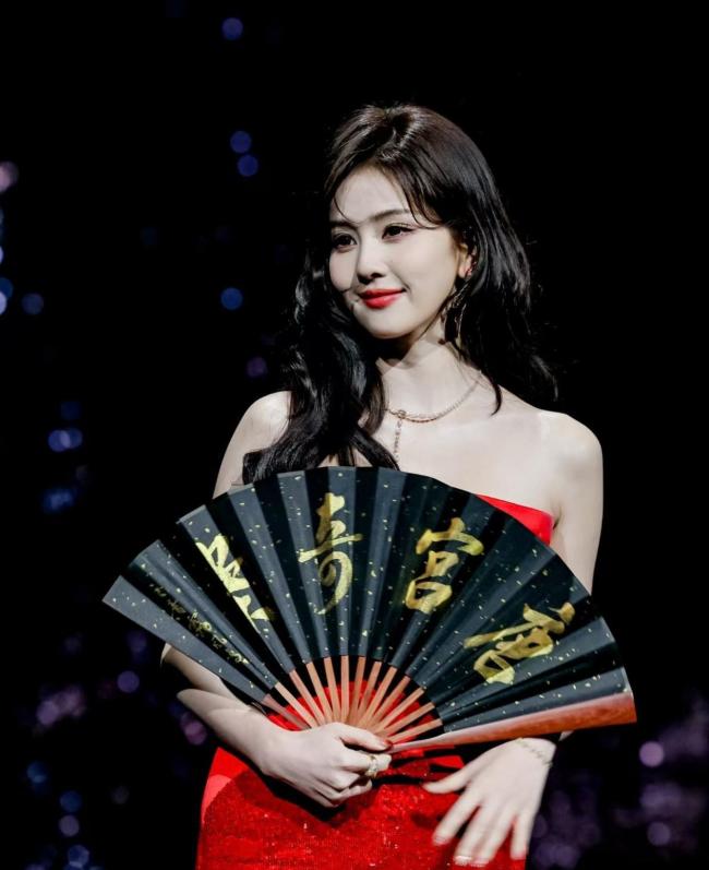 白鹿说氛围正确 港风红裙惊艳全场