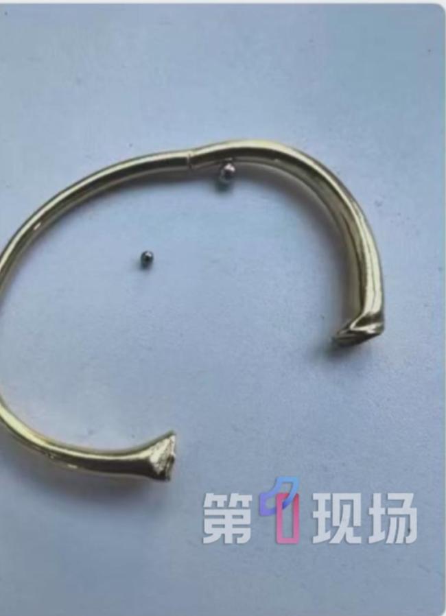 女子网购黄金手镯断裂 竟掉出2颗钢珠