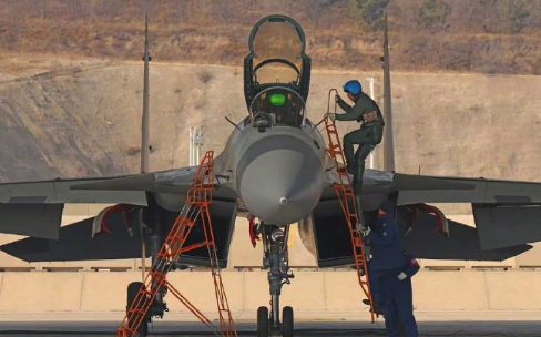 海军舰载航空兵新年第一训 多图直击海军舰载航空兵训练场