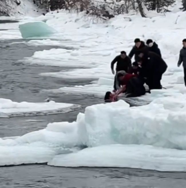 母女落入冰河险被冲走 游客合力救起