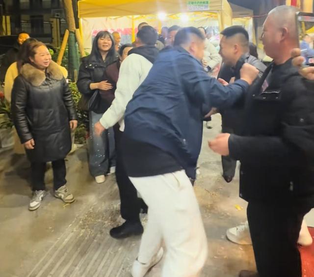 4人通宵驱车1600公里赴兄弟婚礼 真挚友情感动众人